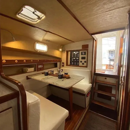Úszó hotel Boat Experience