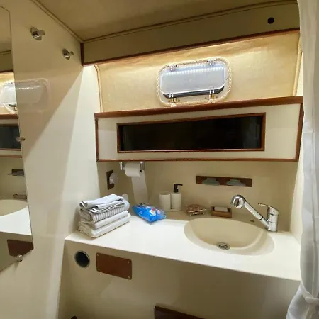 Boat Experience Úszó hotel