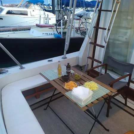 Boat Experience Úszó hotel *