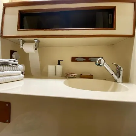 Boat Experience Úszó hotel